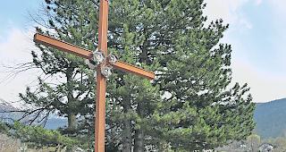 Das von Uli Wirz gestaltete Kreuz aus Cortenstahl.