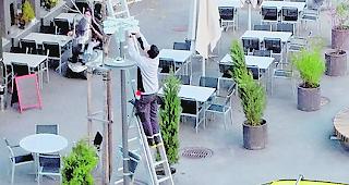 Die Kameras auf dem Saltinaplatz werden installiert.