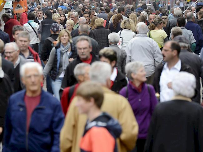 In der Schweiz wird es langsam aber sicher enger. 2016 wuchs die Bevölkerung wie schon im Vorjahr um 1,1 Prozent auf 8,4 Millionen Personen (Symbolbild)