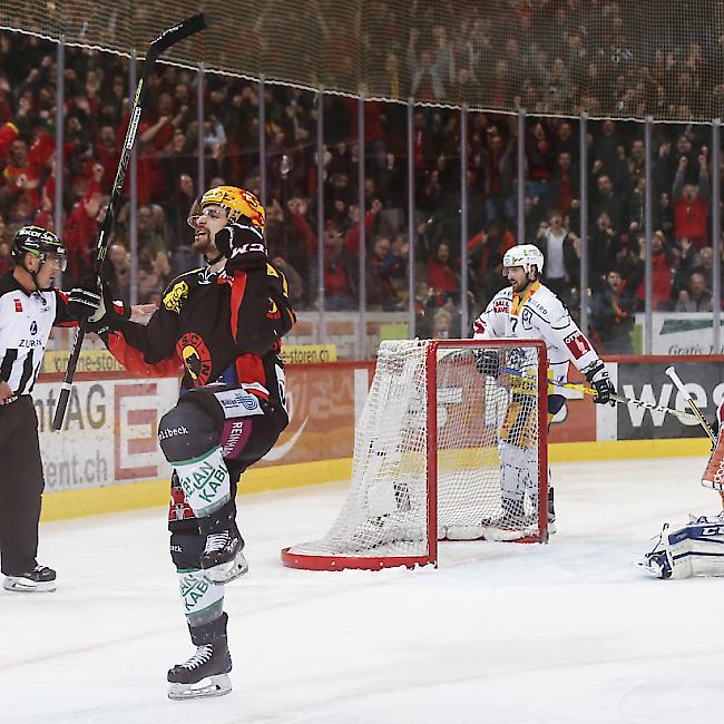 Berns Topskorer Mark Arcobello hatte das Zuger Tor im ersten Finalspiel perfekt im Visier