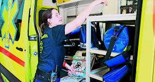 Auff&uuml;llen. Nach dem Einsatz f&uuml;llt Belinda Hischier alle benutzten Materialien nach. 