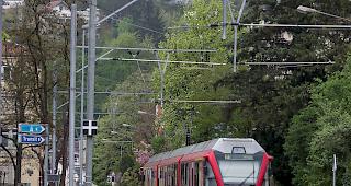 Am Sonntagnachmittag ist ein Personenwaggon eines Zuges der Rh&auml;tischen Bahn entgleist. (Symbolbild)