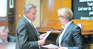 Absprache. Die Fraktionschefs Adrian Amstutz (SVP) und Gabi Huber (FDP) beugten sich in einer Vereinbarung der Referendums-Androhung der Zweitwohnungs-Initianten.  