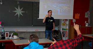 Der Wirtschaftsinformatiker Christian Schnidrig bietet den OS-Sch&uuml;lern spannende Einblicke zum Thema &laquo;Umgang mit sozialen Netzwerken&raquo;.