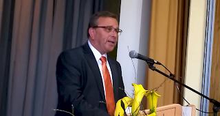 Gemeindepr&auml;sident Roberto Schmidt h&auml;lt die Er&ouml;ffnungsrede.