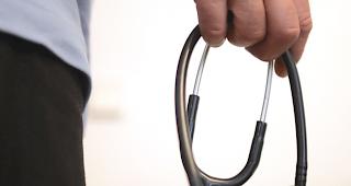 Der Nationalrat will etwas gegen den stetigen Anstieg der Gesundheitskosten unternehmen. (Symbolbild)