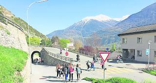 Zu Fuss oder mit dem T&ouml;ff: Der Schulweg in Leuk sorgt zurzeit f&uuml;r viel Gespr&auml;chsstoff.