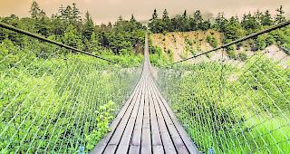 Die Bhutanbr&uuml;cke &uuml;ber den Illgraben wird fr&uuml;hestens Mitte Mai wieder f&uuml;r die Wanderer freigegeben.