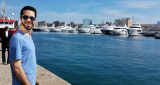 &laquo;Ich am Hafen von Barcelona mit dem Yachthafen im Hintergrund&raquo;
