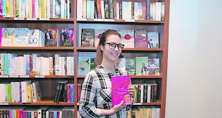 Fr&uuml;hlingsfarben. &laquo;Aktuell dominieren rosa und gelbe Buchcover&raquo;, sagt Buchh&auml;ndlerin Noemi Schnydrig. 