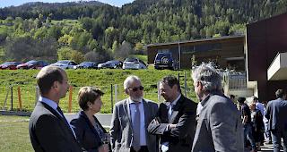 VWMU-Pr&auml;sident Stefan Imhof (Zweiter von rechts) im Gespr&auml;ch mit St&auml;nderat Beat Rieder, Nationalr&auml;tin Viola Amherd, Raphy Coutaz, Pr&auml;sident Sekretariat B&uuml;ro des M&eacute;tiers, und Grossratspr&auml;sident Diego Wellig (von links).