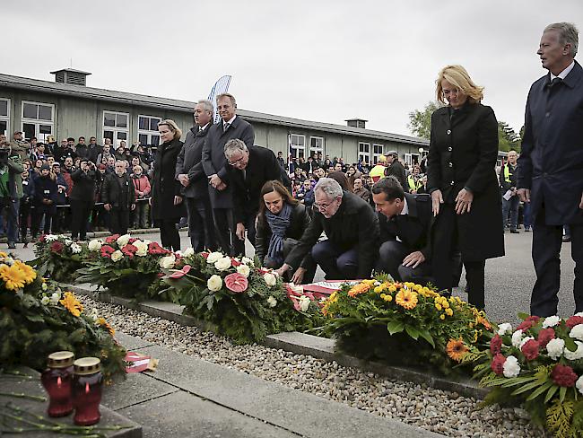 Österreichs Bundespräsident Alexander Van der Bellen und Bundeskanzler Christian Kern bei der Kranzniederlegung im ehemaligen KZ Mauthausen.