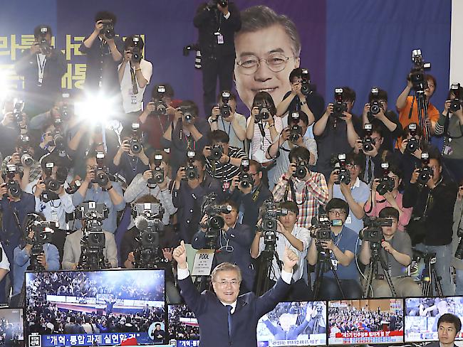 Jubeln für die Kameras: Südkoreas neuer Präsident heisst Moon Jae In.