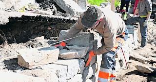 Pr&auml;zision. Was auf den ersten Blick grob aussehen mag, erfordert eine Menge Feingef&uuml;hl. Leerr&auml;ume soll es nicht geben; die Steine m&uuml;ssen ineinandergreifen. 