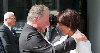 Staatsratspr&auml;sident Jacques Melly begr&uuml;sst die Bundespr&auml;sidentin.