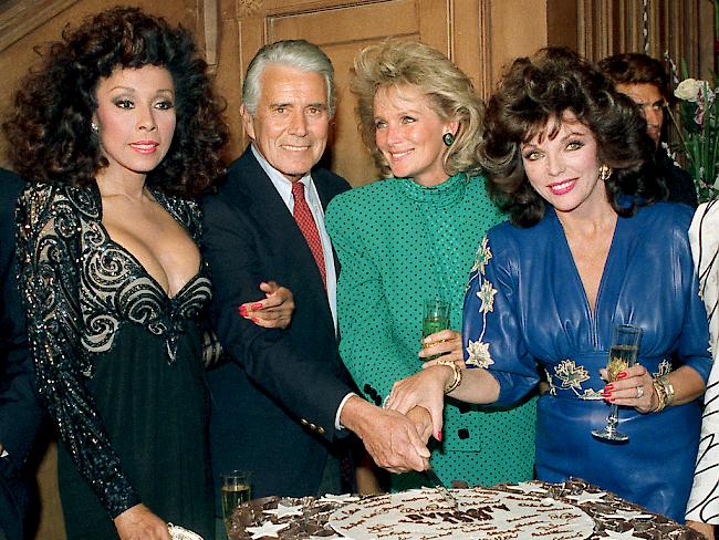 Die "Denver Clan"-Crew (von links: Diahann Carroll, John Forsythe, Linda Evans und Joan Collins) feiert 1986 in Los Angeles die Produktion der 150. Episode. Nun gibts eine Neuauflage der populären Serie.