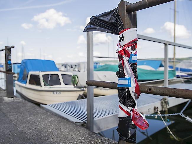 Eine versiegelte Stromsteckdose an einem Zaun im Hafen von La Neuveville, wo es am Montag zu dem tödlchen Unfall gekommen war, bei dem zwei Frauen starben. (KEYSTONE/Peter Klaunzer)