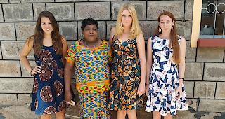 &laquo;Familienfeier in Ongata Rongai, Jungesellenabschied des Sohnes meiner ersten Gastmutter. Auf dem Bild bin ich (ganz links), meine Gastmutter, eine Freundin der Familie und eine andere Praktikantin der NGO.&raquo;