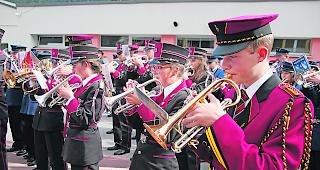 Miteinander. F&uuml;r das Gesamtspiel durchmischten sich die MG munter.  