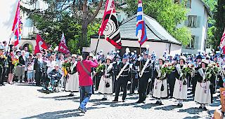 Zeremoniell. Feierliche Fahnen&uuml;bergabe an den F&auml;hnrich des diesj&auml;hrigen Gastgebers Jean-Pierre Wermelinger von der MG &laquo;Vispe&raquo;. 