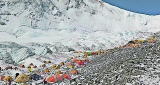 Basislager ABC (6400 m&uuml;.M.). Dreh- und Angelpunkt f&uuml;r Everest-Expeditionen auf der tibetischen Nordseite des Mount Everest auf 8848 m&uuml;.M. Im Hintergrund der Changtse (7543 m&uuml;.M.). 