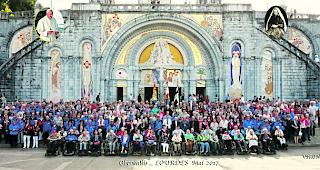 Gruppenbild. 460 Oberwalliser und Deutschfreiburger Pilger nahmen vom 14. bis 20. Mai an der Wallfahrt in Lourdes teil.  