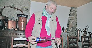 Erst nach f&uuml;nf bis zw&ouml;lf Jahren Reifung schenkt Alex Delaloye seinen &laquo;Swhisky&raquo; aus.