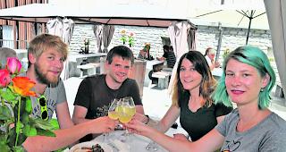 Ein Prosit noch vor der FC-Sitten-Pleite. &laquo;Dr Niwu&raquo; mundet  &ndash;  und ein Raclette passt zum Gl&auml;schen Wein  &ndash; , sind sich die vier Terbiner in der St. Jodern Kellerei einig: Andrea Gottsponer, Thomas Burgener, Lucienne Zimmermann und Jessica Zeiter (von links). 