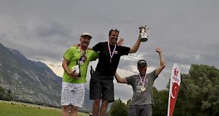 Spezielles Podest: Franz Herrmann (2.), Sieger Peter Neuenschwander und Fredy Bircher (von links) an der Siegerehrung vom sp&auml;teren Sonntagnachmittag.