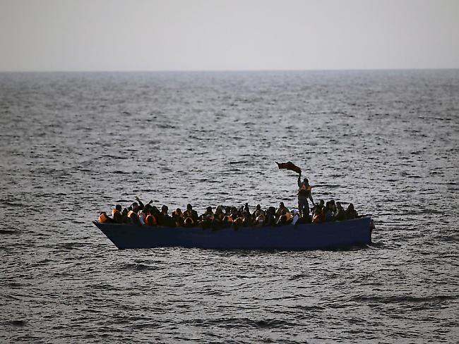 Mit ihnen machen Schlepper Milliardengewinne: Flüchtlinge, die mit Hilfe von Schleppern übers Mittelmeer nach Europa gelangen wollen (Archiv)