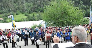 Grosses Spektakel beim Gesamtspiel auf dem Schulhausplatz von M&ouml;rel.