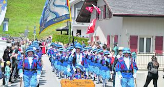 Milit&auml;risch. Zwar nicht im Look der Schweizergarde, aber dennoch soldatisch stramm pr&auml;sentieren sich die Tambouren und Pfeifer aus Naters. 