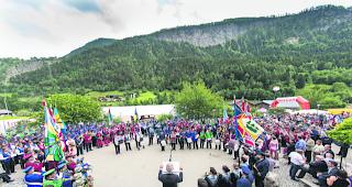 Eindr&uuml;cklich. Beim Gesamtspiel auf dem Schulhausplatz von M&ouml;rel schwang Dirigent Leander Roten gekonnt den Taktstock. 