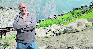 Ewald Truffer vor einem Abschnitt der neuen Wasserleitung in Gasenried.