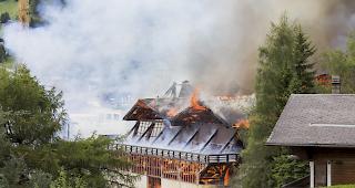 Das alte Sportzentrum des Walliser Ferienortes Verbier ist am Freitag zum Raub der Flammen geworden. 