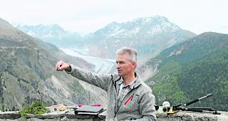 Imposant. Vor der Kulisse des Aletschgletschers pr&auml;sentiert Revierf&ouml;rster Christian Theler das mitgebrachte Anschauungsmaterial.