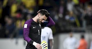 Frankreichs Goalie Hugo Lloris ist derzeit zu Fuss unterwegs.