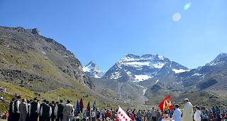 Vor grossartiger Kulisse und unter freiem Himmel wurde die Hl. Messe mit Pickel- und Seilsegnung gelesen.
