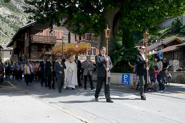 Prächtiges Wetter. Nach dem Hochamt auf dem Gampjer Kirchplatz machten sich die Gläubigen auf zur Fronleichnamsprozession.