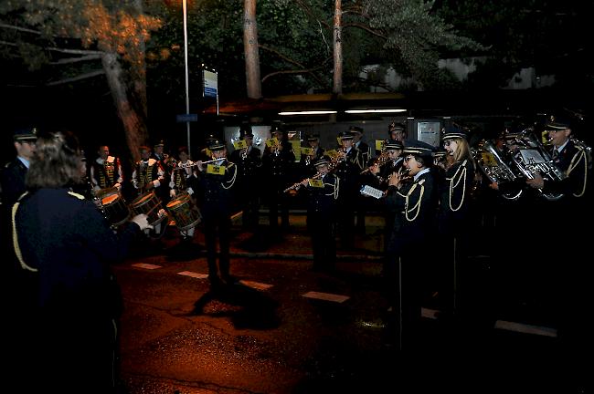 Ab halb fünf Uhr morgens blies die Briger Stadtmusik Saltina an zahlreichen Orten im Simplonstädtchen zur "Tagwacht".