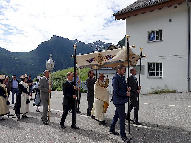 Auch in Simplon-Dorf marschierten zahlreiche Personen an der Prozession mit.