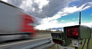 Auf der A9 bei Saxon ist ein Walliser Automobilist diese Woche mit 225 km/h geblitzt worden.(Symbolbild)