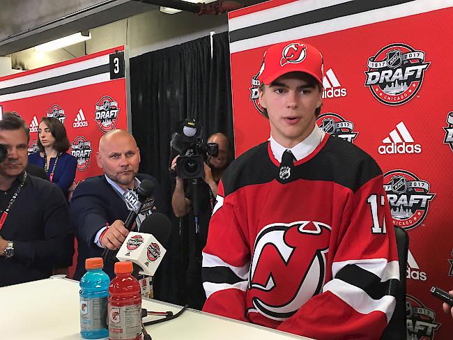 Nico Hischier, hier bei seiner ersten Presskonferenz in der NHL, ist 2017 der NHL-Nummer-1-Draft wie Auston Matthews im Jahr zuvor.