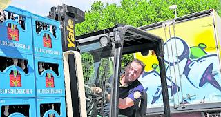 Bier her. Karl Werner (Head of Warehouse) karrt mit seinem Stapler Kisten heran: Gleich hinter dem Zeughaus steht das Notfall-Abhollager.  