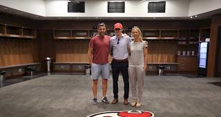 Nico Hischier (mit Vater Rino und Mutter Katja) in der Spielerkabine der New Jersey Devils.