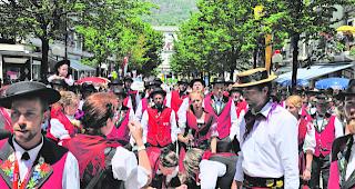 Stolze Anf&uuml;hrer. Die Jodlerinnen und Jodler der beiden Tr&auml;gervereine &laquo;Ahori&raquo; aus Brig-Glis und &laquo;Zer Tafernu&raquo; aus Ried-Brig schritten beim farbenfrohen Festumzug allen anderen voran.  