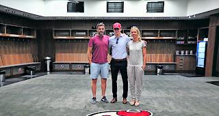 Feuriges Rot. 18.14 Uhr in Chicago, Nico Hischier wird als Nummer-eins-Draft aufgerufen, tags darauf mit Eltern in der Kabine der New Jersey Devils und am Stadt-Fussballderby New York Red Bulls - New York City. 