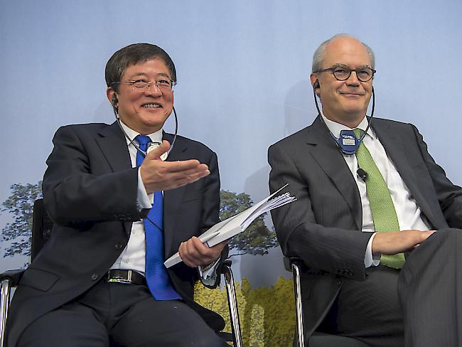 Ren Jianxin, neuer Präsident bei Syngenta und sein Vize Michel Demaré sehen den Basler Agrochemiekonzern auf Wachstumskurs. Die Übernahme sei im Interesse der chinesischen Bauern, der Schweiz und der ganzen Welt, verspricht Ren. (Archiv)