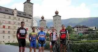 Unterschiedliche Zielsetzungen. Die Nachwuchsfahrer Jonas D&ouml;ring, Jeremias Jenelten, Carolin D&ouml;ring und Lukas Dennda mit dem Oberwalliser Aush&auml;ngeschild des Velosports, Kilian Frankiny (von links).