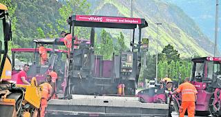 Heisser Einsatz. Zwei der drei Belagsfertiger im Kreisel an der Arbeit. Um die 165 Grad heiss ist der Asphalt direkt beim Einbau. 